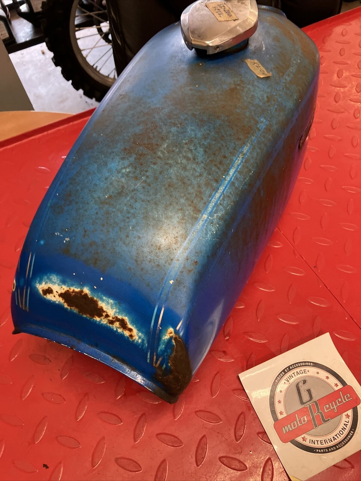 Kawasaki KZ200 1977 Fuel tank gas petrol reservoir PETCOCK NOT INCLUDED
