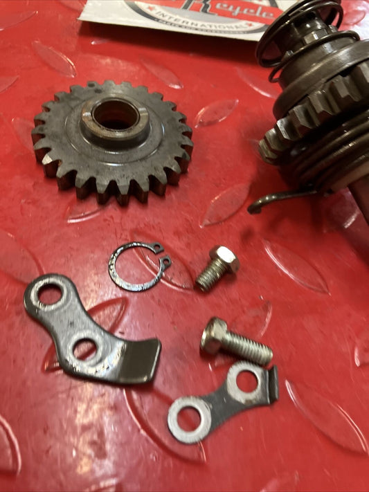 Suzuki RM125 1985 kickstarter kick starter spindle shaft idle gear 1984 2