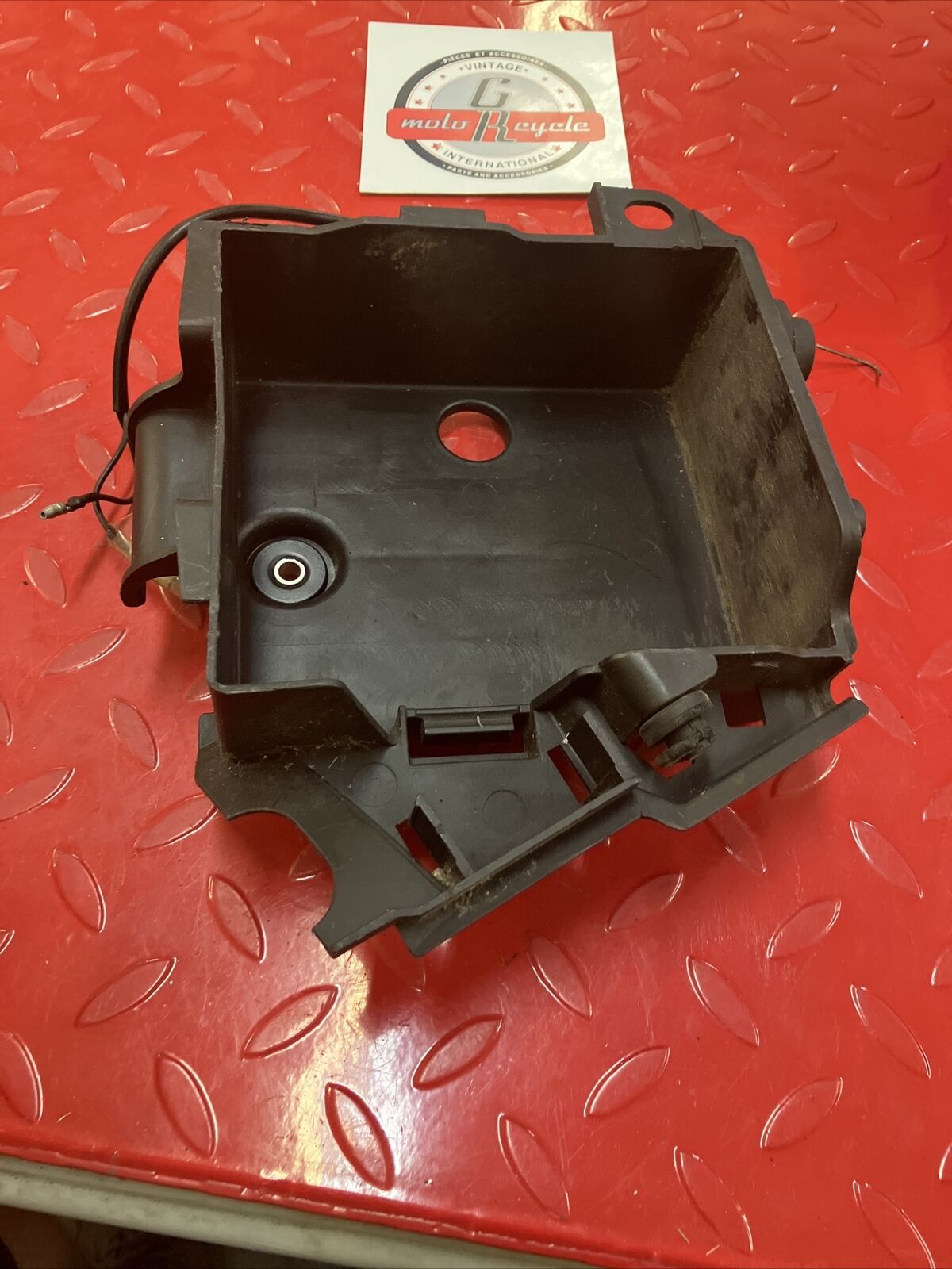 Yamaha XV500 1983 Virago 500 side cover battery tool box holder mounting case