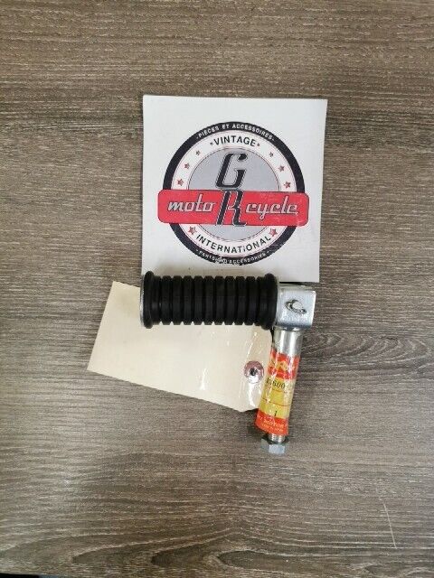 NOS SUZUKI TC100 TC125 1973 - 1977 TC185 FOOTREST ASSEMBLY REAR 43600-28000 S48