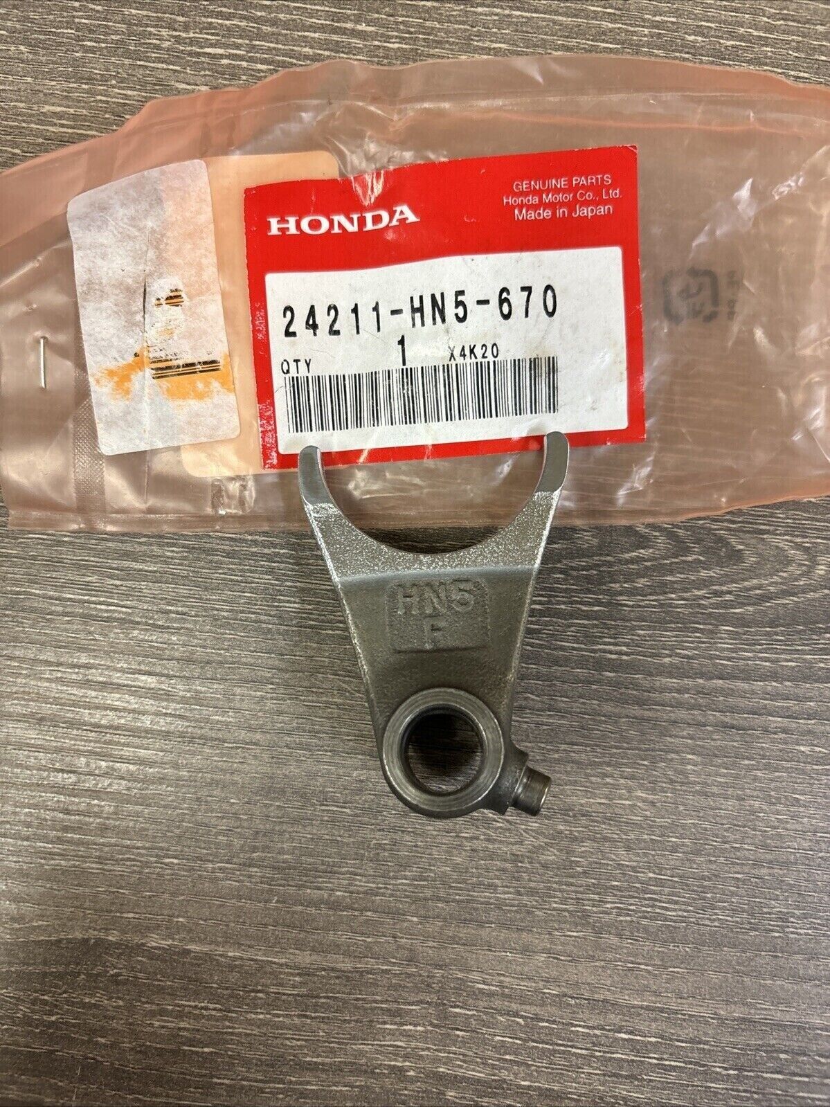 NOS Honda TRX350 FRONT GEARSHIFT FORK 24211-HN5-670 H118