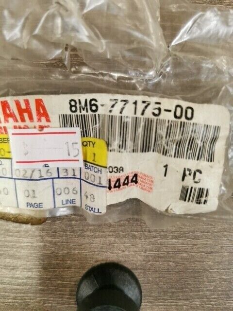 NOS YAMAHA YXE70WPHGH YXE70WPAJW HOLDER LATCH 8M6-77175-00-00 Y112