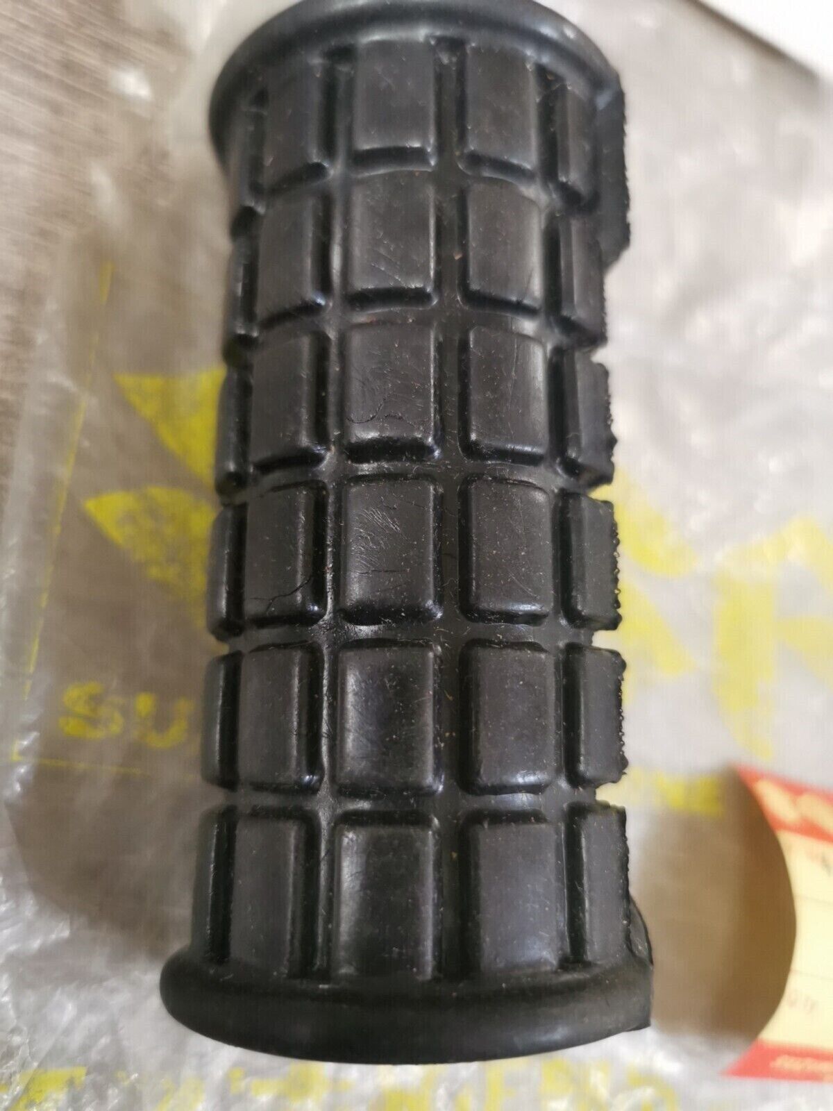 NOS SUZUKI GT380 RUBBER FRONT FOOTREST RH 43551-33001  S23