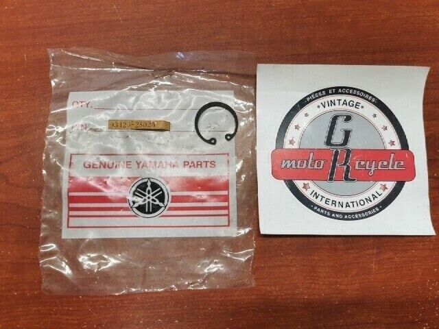 NOS Yamaha 1974 RD250 RD350 CIRCLIP 93420-28025-00 Y136