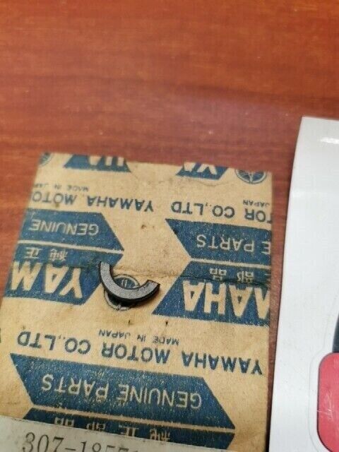 NOS Yamaha AS2 AT1 CS3 CS5 SHIFT CAM HOLDER 307-18571-00-00 Y136