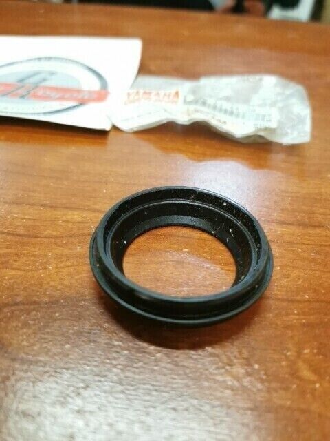 NOS Yamaha YX600 FZ600 XJ750 XJ650 XV750 FJ600 DUST SEAL 33M-23144-00-00 Y102