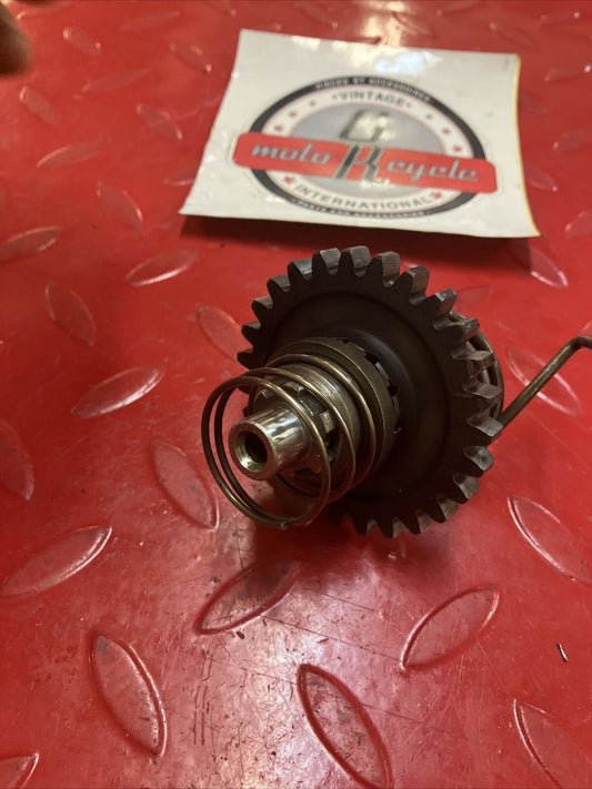 Suzuki RM125 1999 kickstarter kick starter spindle shaft gear 26211-27C02