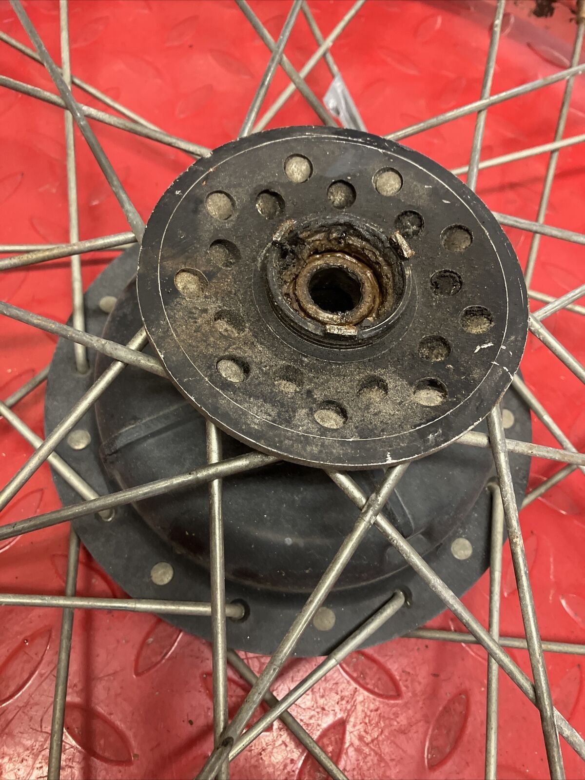 Yamaha IT250 1983 front wheel rim hub