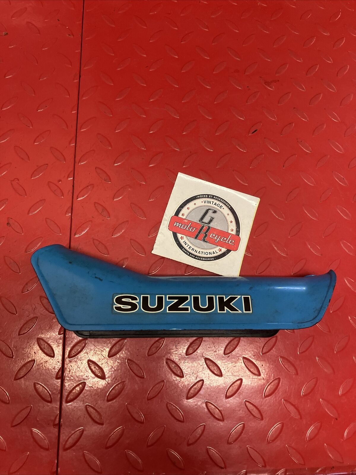 Suzuki RV90 1975 Top frame cover