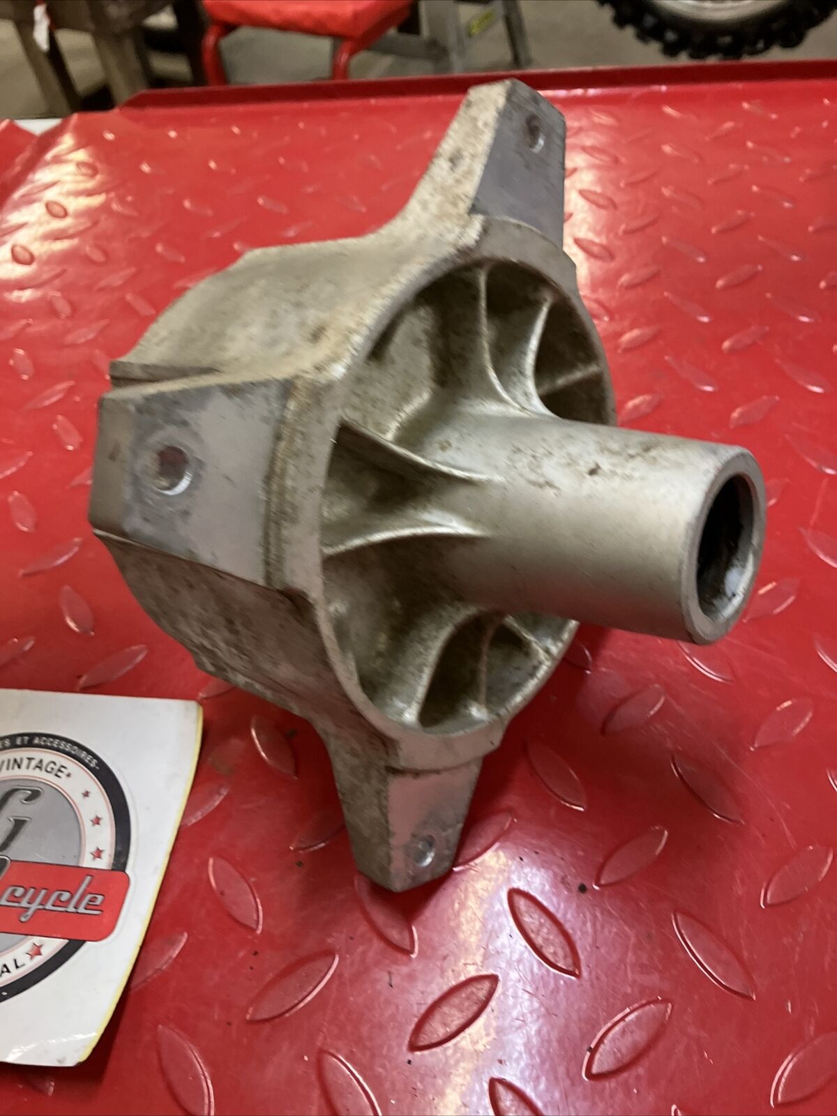 Suzuki RV90 1976 Front wheel hub 1973 - 1977 RV50 RV125