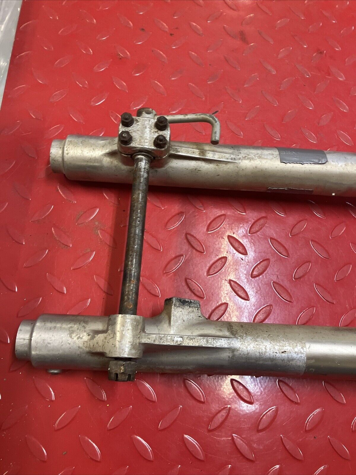 Yamaha YZ125 1977 front fork assembly triple clamp