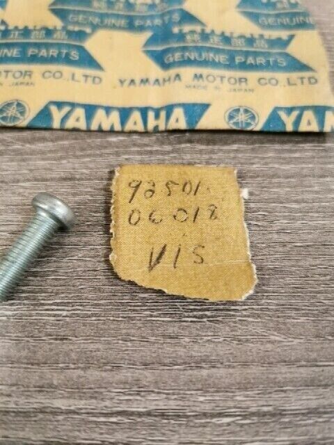NOS YAMAHA  XS1100F RT100D XC125H XC200W XS1 SCREW PAN HEAD 92501-06018-00 Y149