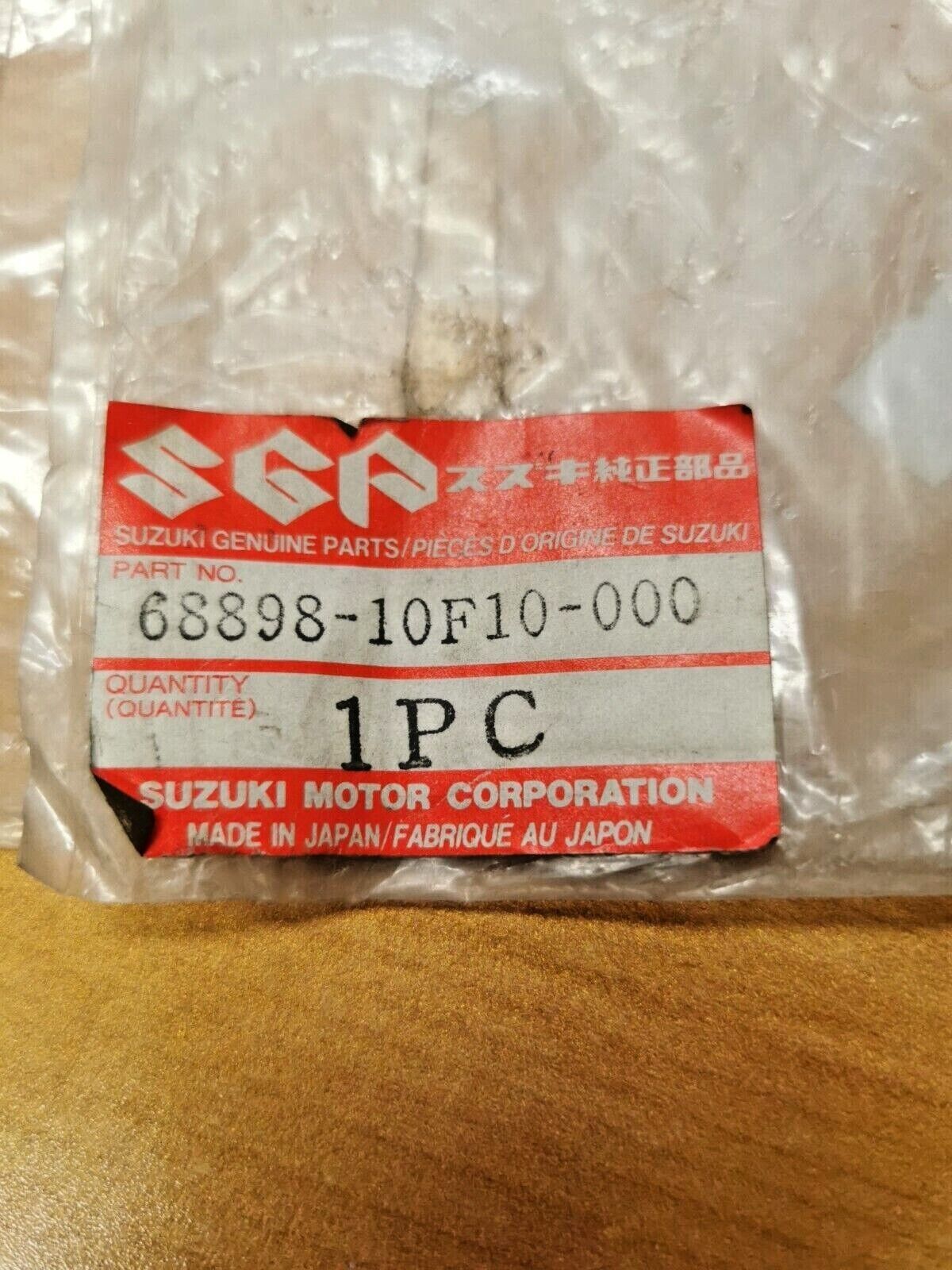 NOS SUZUKI VL1500 1989 - 1995 EMBLEM FUEL LID 68898-10F10 -000 S6