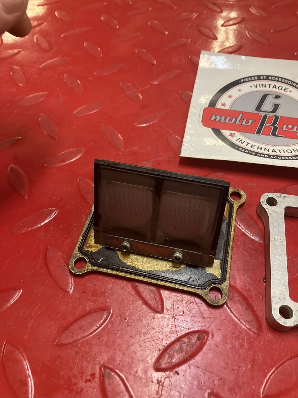 Suzuki RM125 1999 reed valve cage block WITH SPACER
