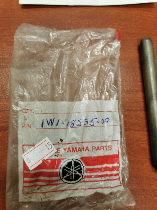 NOS Yamaha SHIFT FORK GUIDE BAR 2 1W1-18535-00-00 SUB. 2A6-18535-00-00 Y70