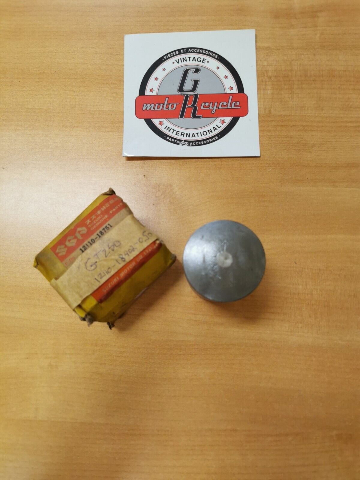 NOS SUZUKI GT250 PISTON  0.5    12110-18402-050  12110-18751  S8