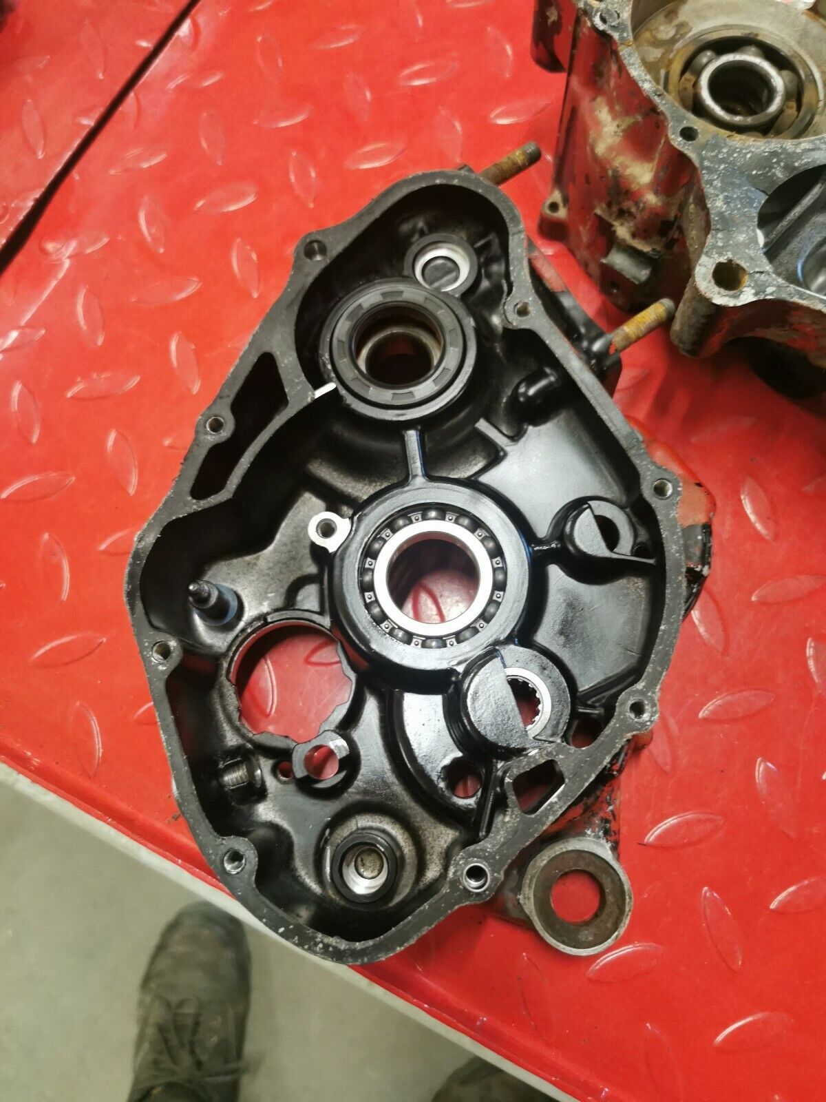 Honda CR125R 1982 crankcase crank case motor left right matching 111A0-KA3-700