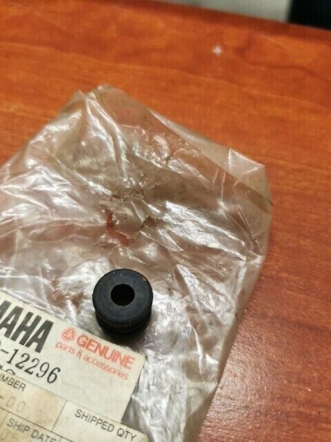 NOS Yamaha SR125 VMX1200 XJ750 XS400 GROMMET 90480-12296-00 Y129
