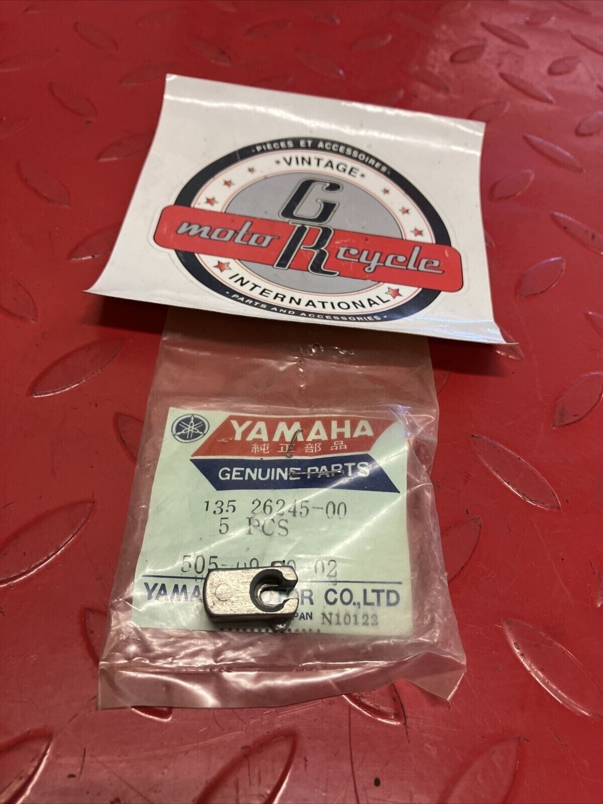 NEW NOS YAMAHA CABLE STOPPER 135-26245-00-00 Y62