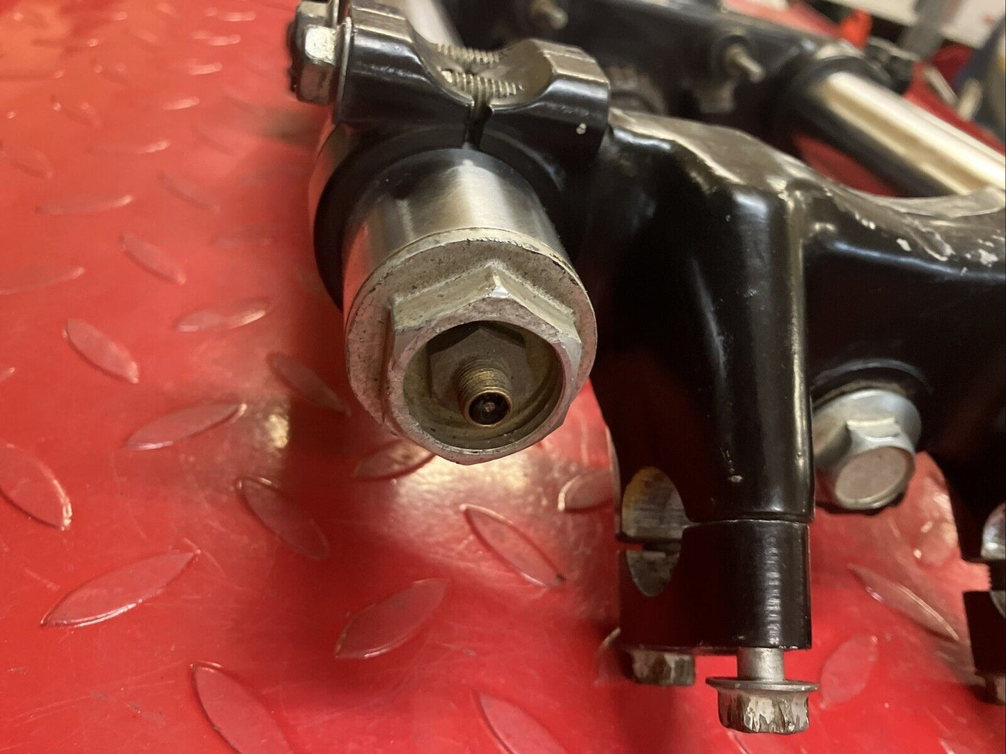 Yamaha YZ125 1977 front fork assembly triple clamp