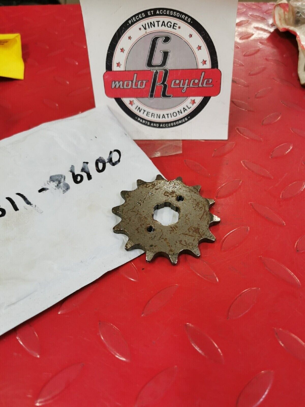 NOS SUZUKI GT185 1973 - 1977  SPROCKET  ENGINE  27511-36100 S12