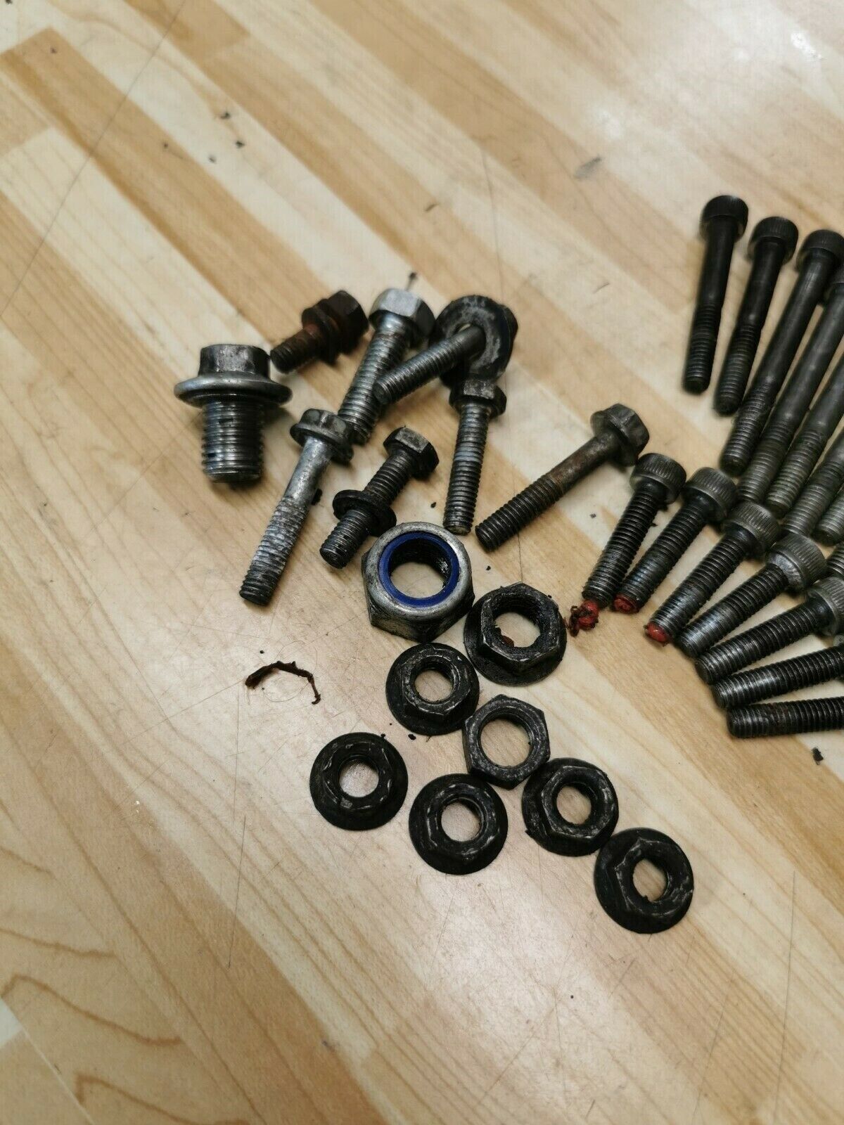 Yamaha IT250 1982 motor engine crankcase cover head bolt nut hardware