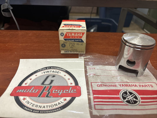 NOS Yamaha 1974 - 1976 RD200 PISTON STD 0.97 397-11631-00-97 SUB 397-11631- Y175