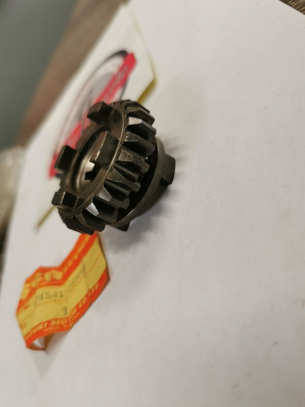 NOS SUZUKI TM125 TM100 RM125 1973 - 1978 GEAR 4TH DRIVEN 24341-28300 S24