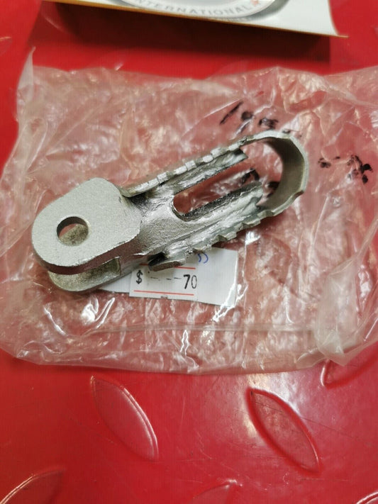 NOS Yamaha DT100 DT175 DT250 DT400 FOOTREST 2 434-27421-00-35 Y24