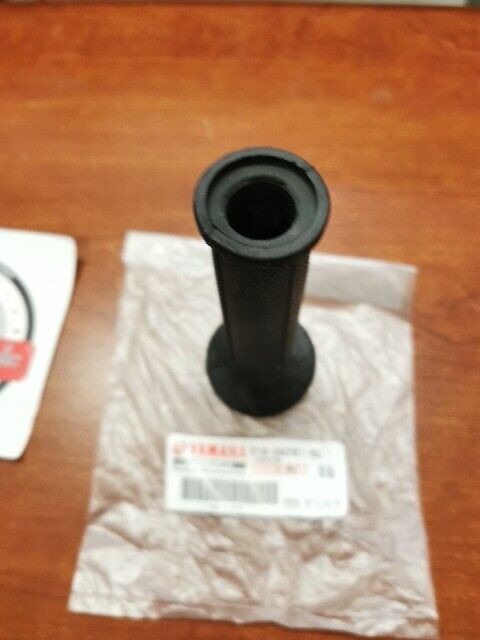 NEW NOS YAMAHA FZ700 FJ1200 RZ350 FJ1100 GRIP 31A-26241-00-00 Y31