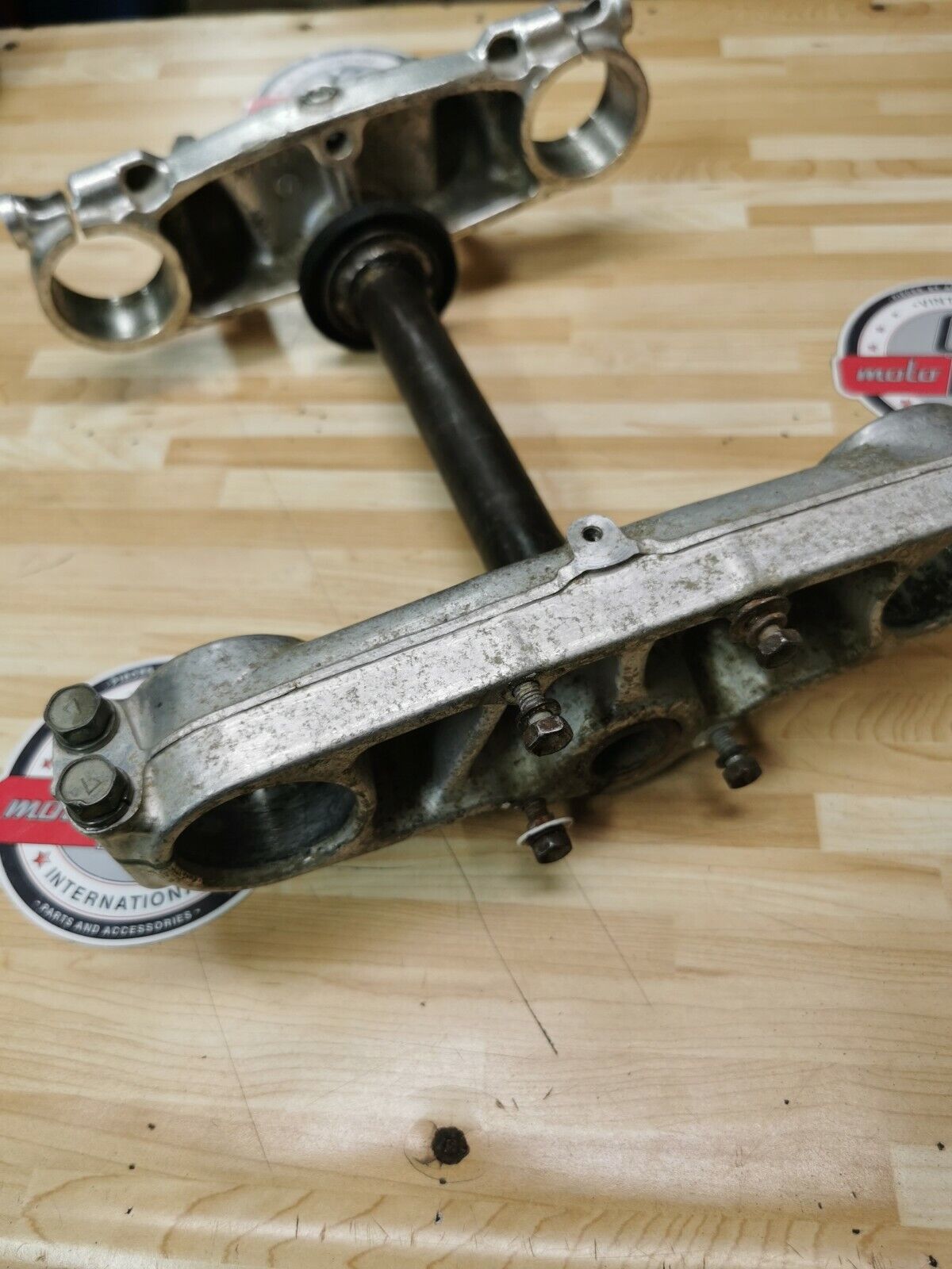 Suzuki RM125 1984 steering stem triple clamp tree top head 1985 51410-14500
