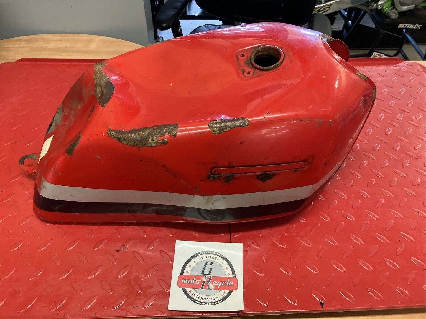 Kawasaki GPZ750 1982 GPZ 750 Fuel tank gas petrol reservoir