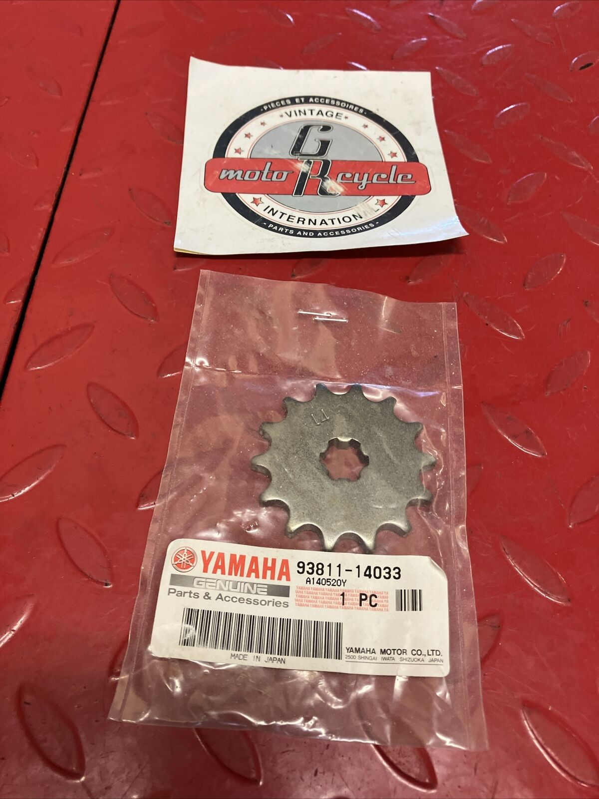 NEW NOS Yamaha DRIVE SPROCKET 14T 93811-14033-00 Y89