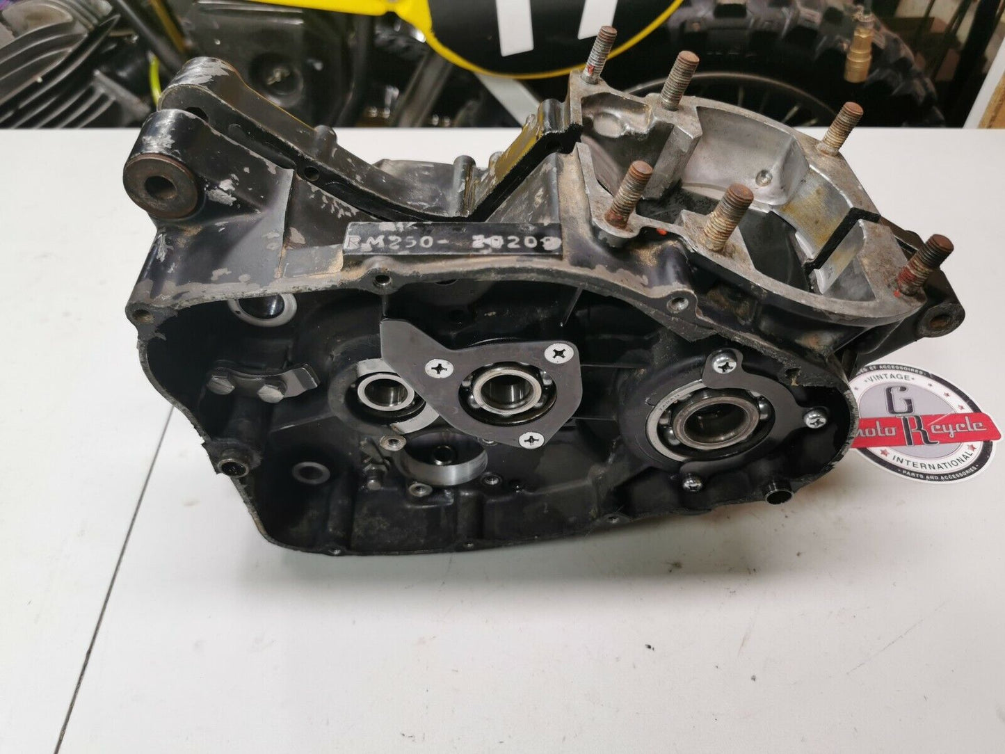 Suzuki RM250 1976 crankcase crank case left right
