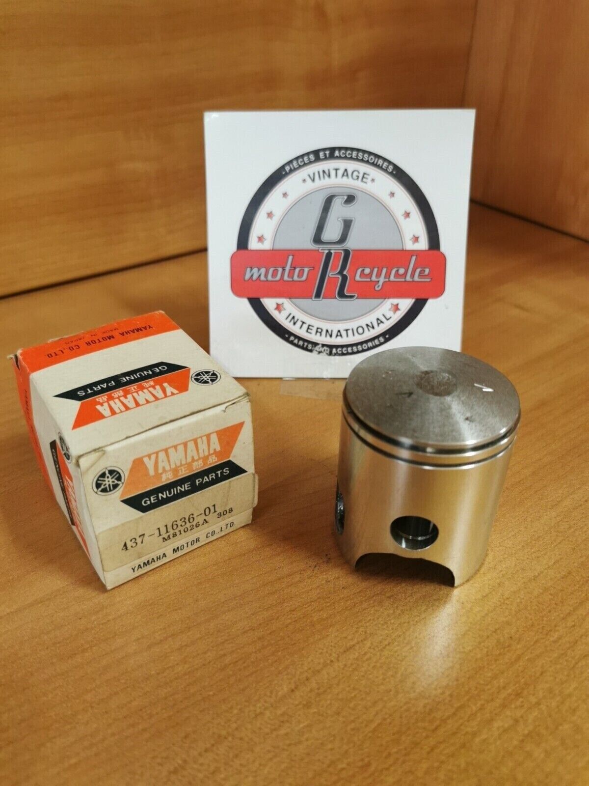 NOS YAMAHA DT100 1974  1975  PISTON 2 O/S 0.50 437-11636-01-00  Y46