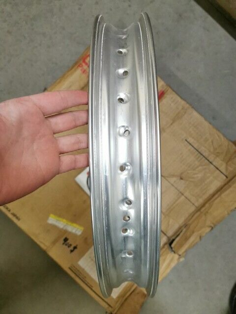 NOS Yamaha DT200R XT250 REAR WHEEL RIM (2.15-18) 94421-18468-00