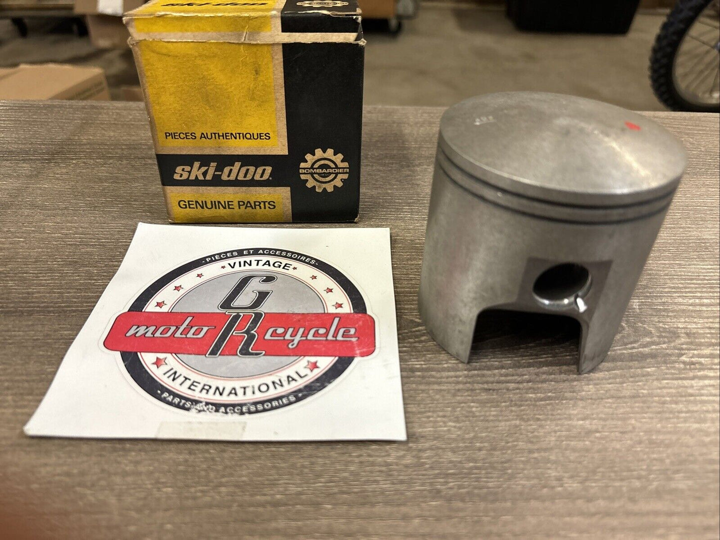 NOS BOMBARDIER SKI-DOO OLYMPIQUE 300 CC PISTON ELKO 76MM 402-1129 J62