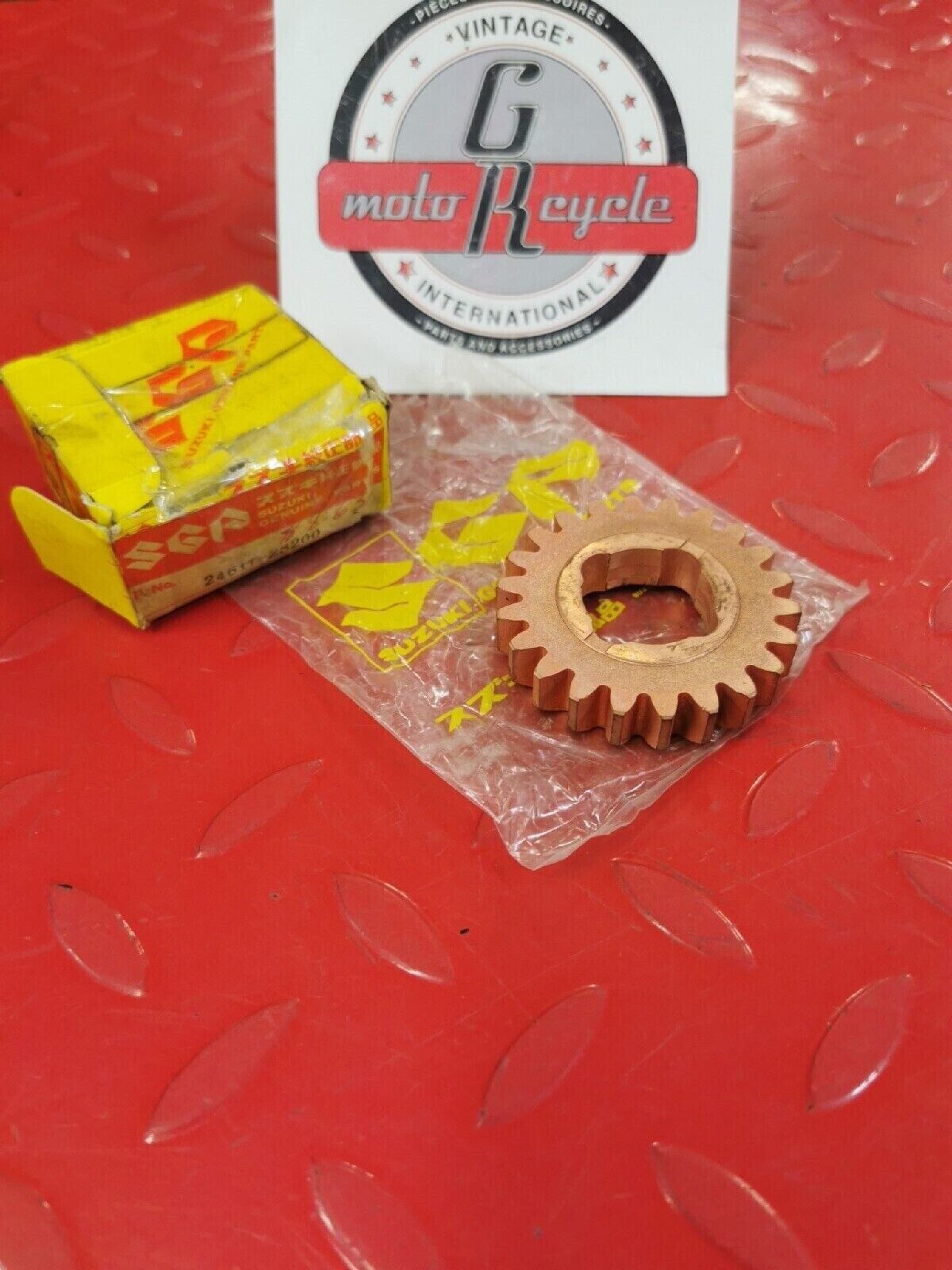 NOS SUZUKI TC125 1972 - 1976  GEAR  REDUCTION  24611-28200 S12
