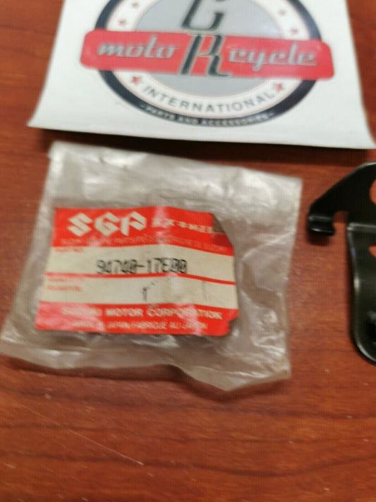 NOS Suzuki GSX-R600 GSX-R750 UNDER COLWING BRACKET 94740-17E00 S20