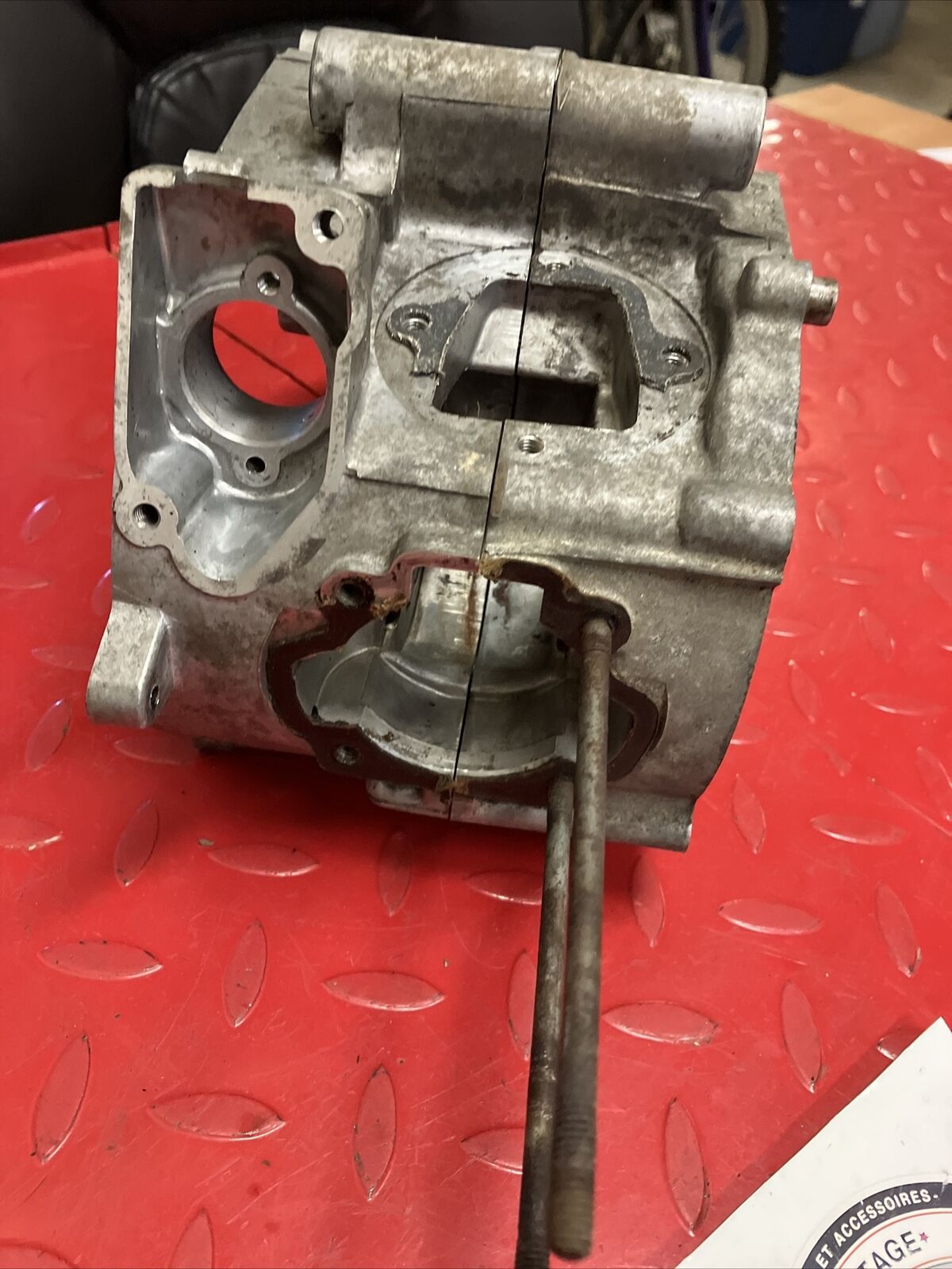 Yamaha U7E 1972 V70 left right crankcase set