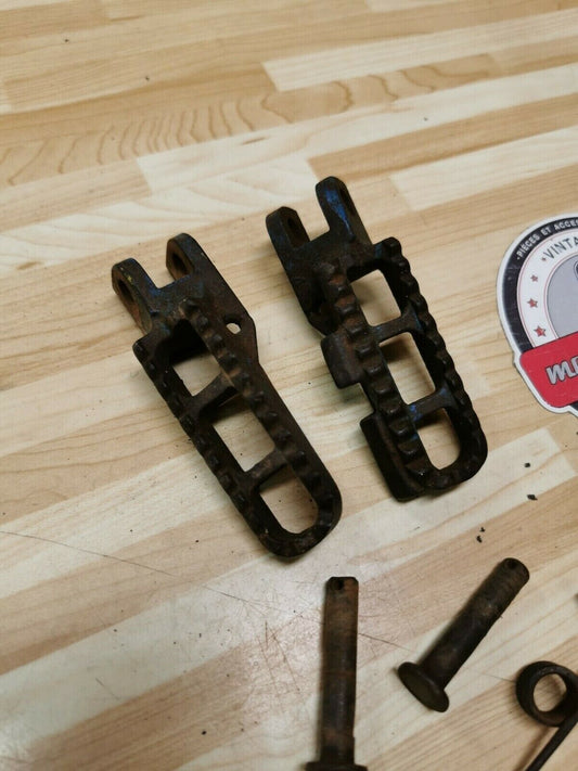 Suzuki RM125 1986 footpeg footrest foot peg rest step left right 43551-37202-019