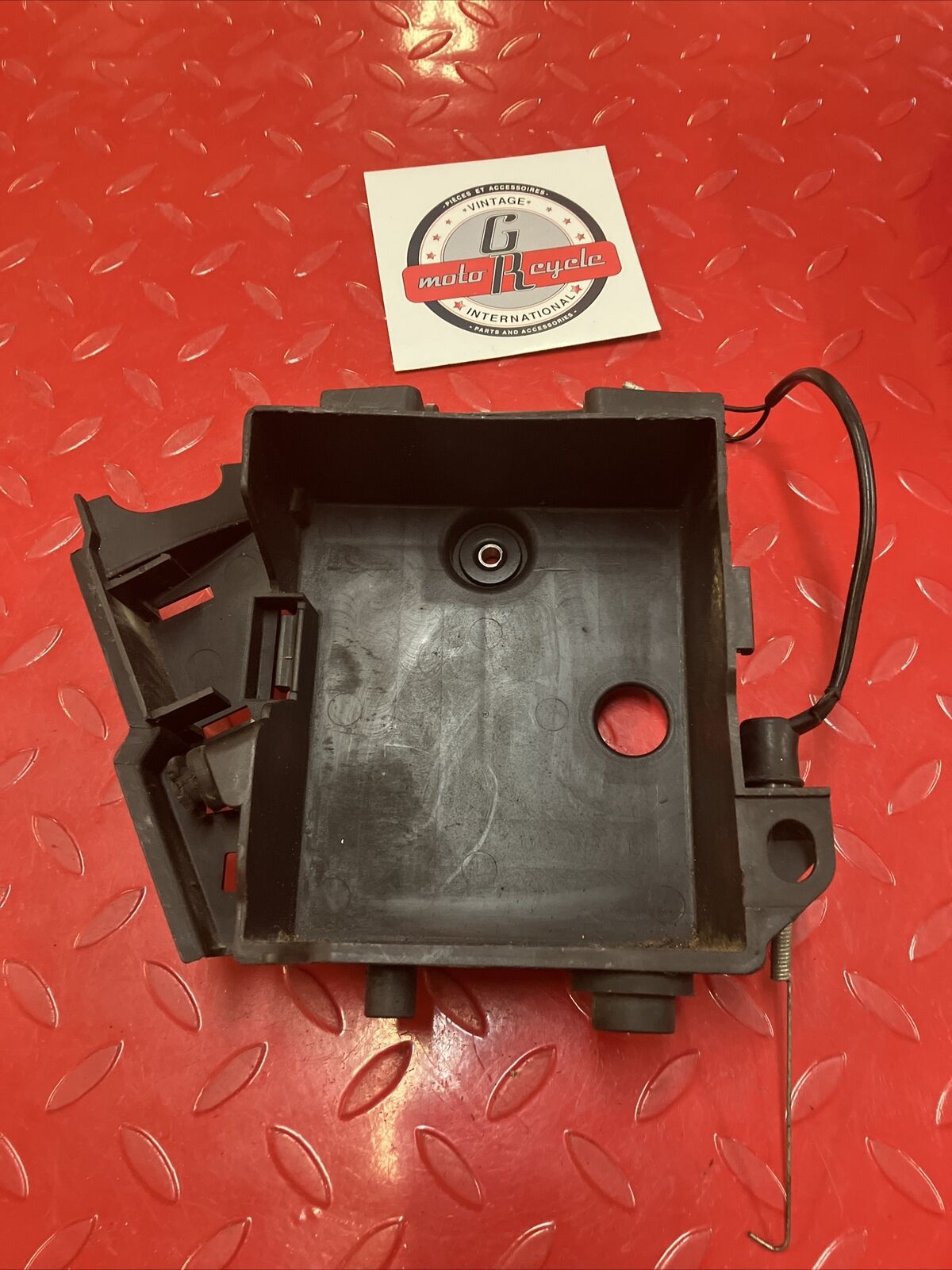 Yamaha XV500 1983 Virago 500 side cover battery tool box holder mounting case