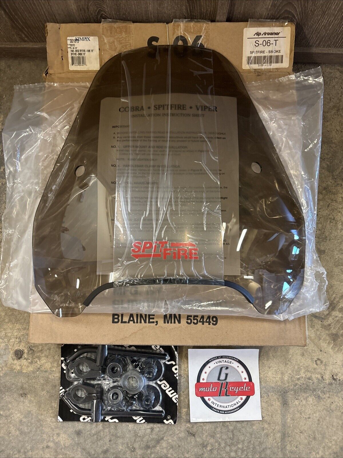 NOS SLIPSTREAMER SPITFIRE SPORT WINDSHIELD SMOKE BLACK HARDWARE S-06-T