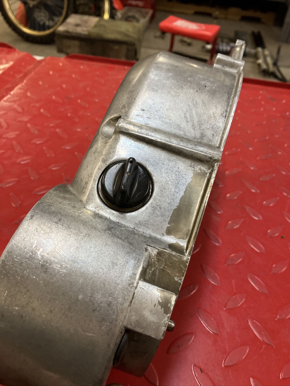 Suzuki GT380 right crankcase clutch cover U2