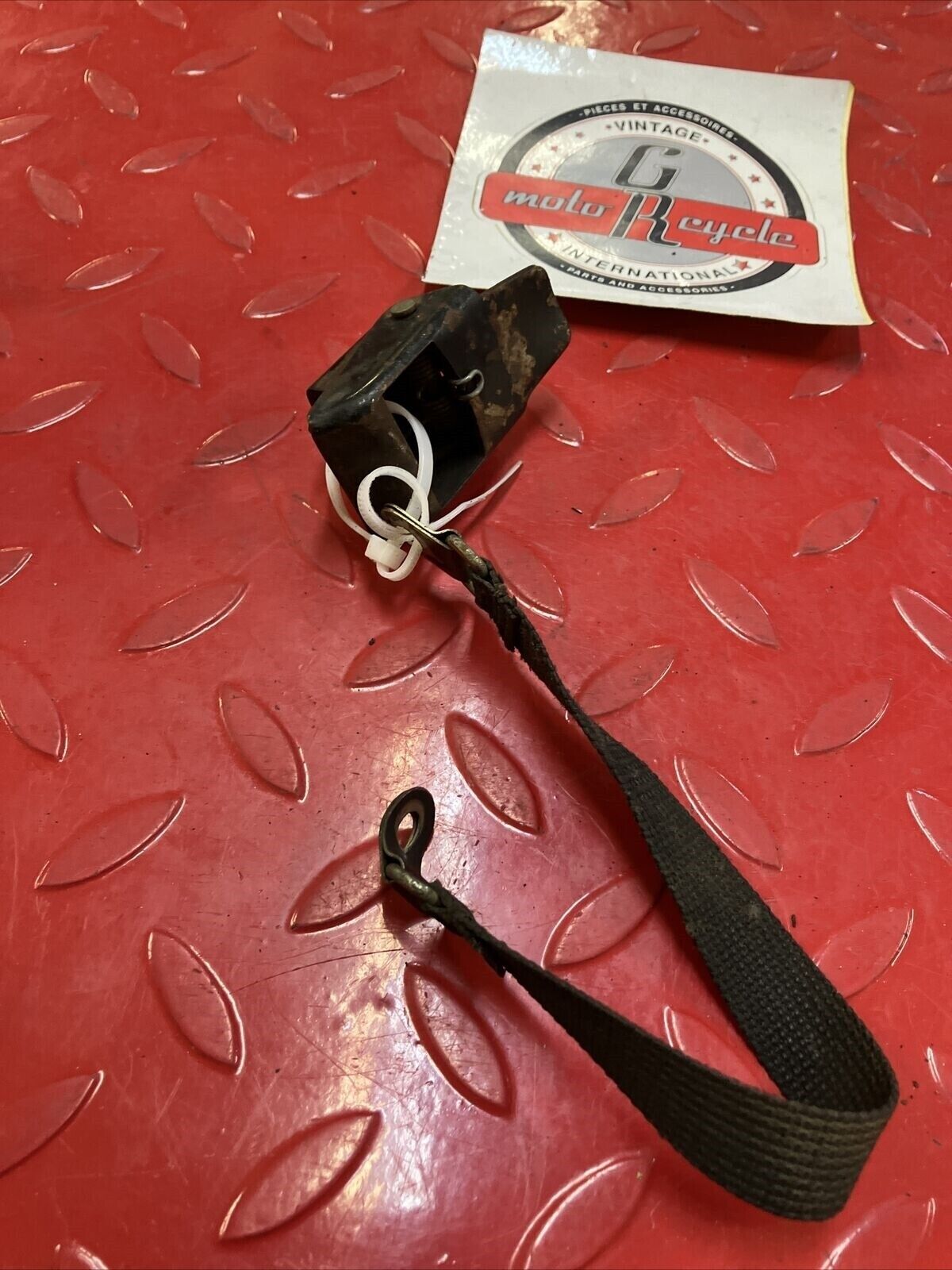 Kawasaki G5 1972 seat hook strap band