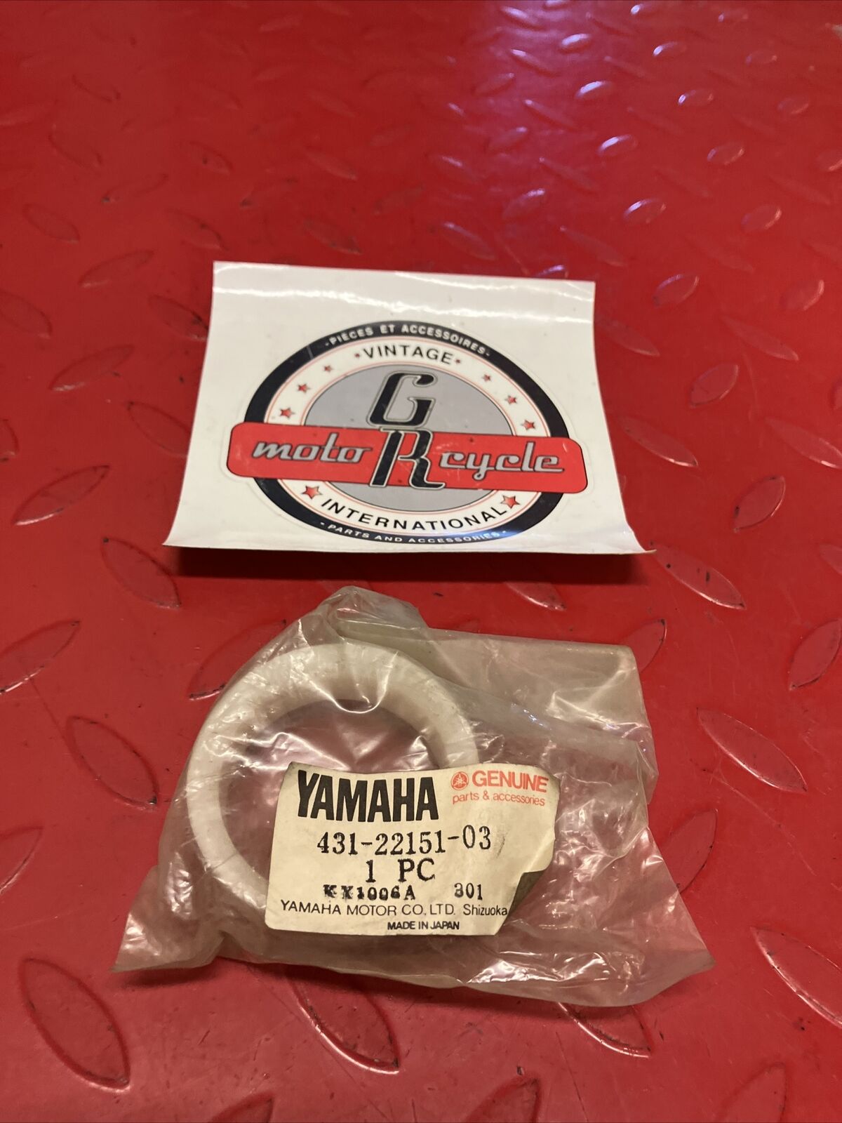 NEW NOS YAMAHA IT YZ CHAIN SLIDER GUARD SEAL 431-22151-03-00 Y59