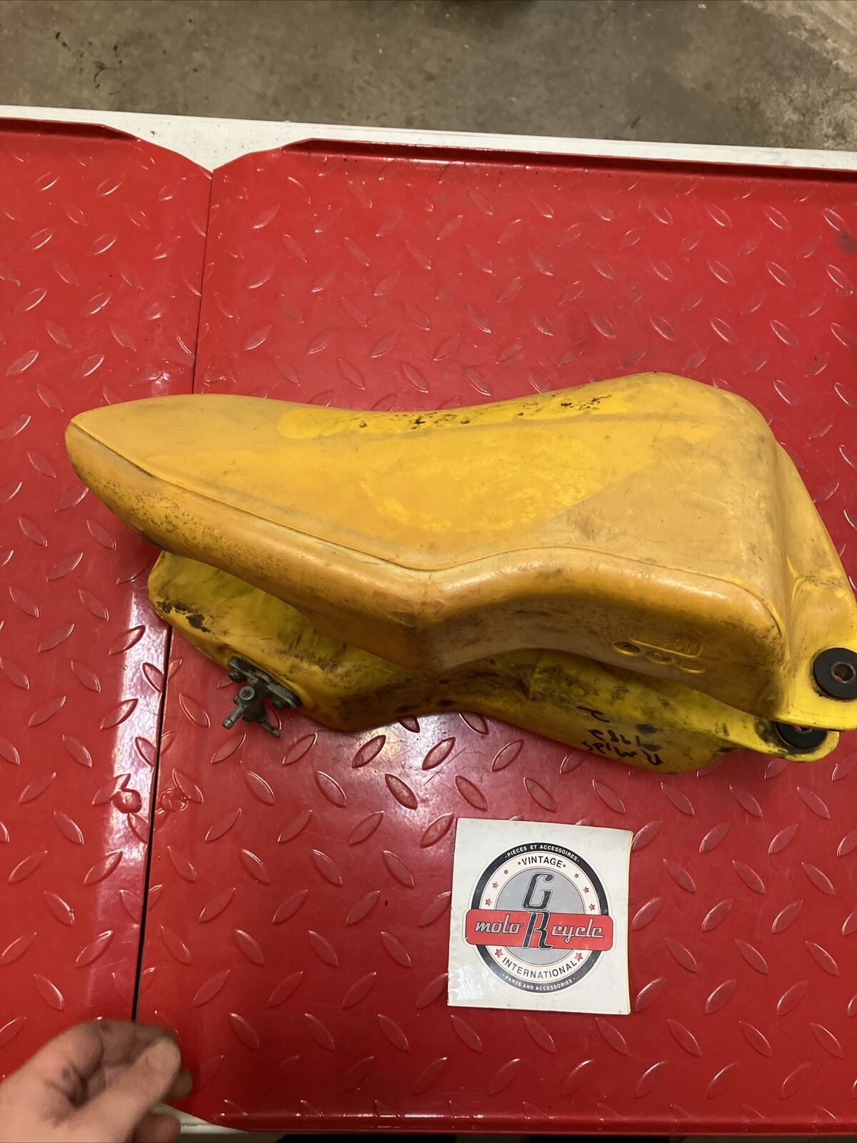 Suzuki RM125 1982 fuel tank gas petrol reservoir 1981 1983 2