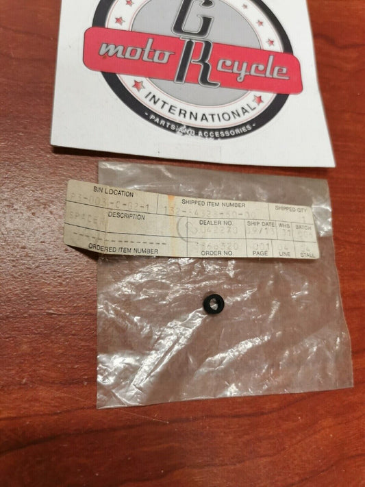 NOS Yamaha HEAD LAMP/TAIL LAMP SPACER 132-84328-60-00 Y71