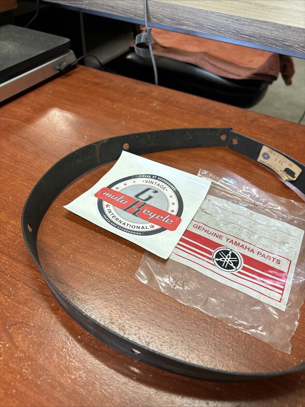 NOS Yamaha 1977 GP440A LOWER TRIM 8E4-77214-00-00 Y181