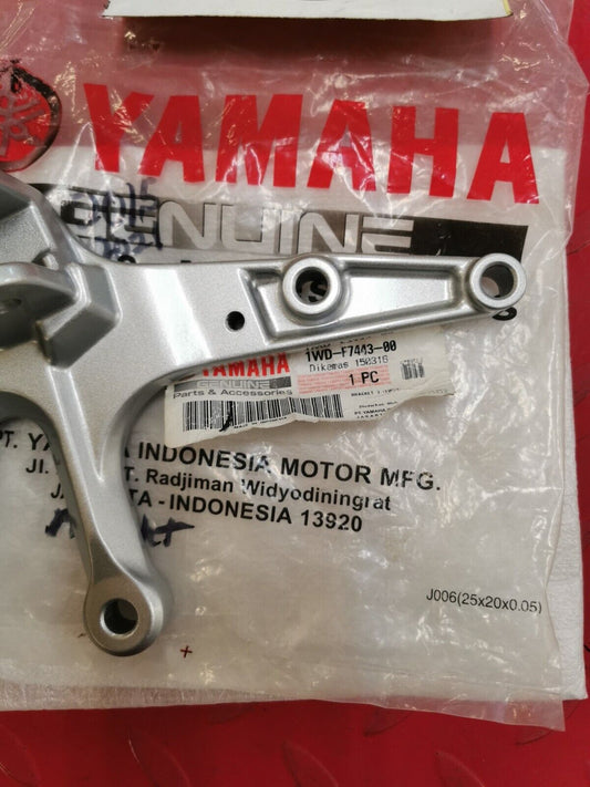 NOS YAMAHA YZFR3 MT03 RIGHT FRONT FOOTREST PEDAL BRACKET 1WD-F7443-00-00 Y41